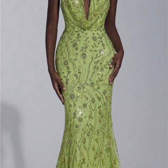 Elegant Green Evening Gown - Picture 3 of 3